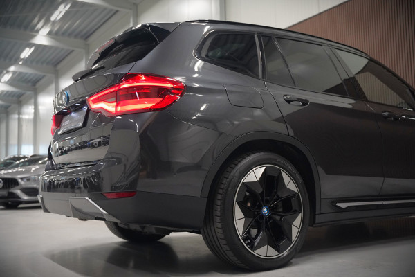 BMW iX3 High Executive 80 kWh | Panoramadak | Harman Kardon | Head-Up Display | Adaptive Cruise Control | Stoelverwarming | Dodehoekdetectie | Keyless | Trekhaak | 360 Camera | Ambiance Verlichting |