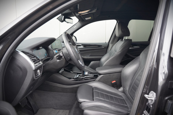 BMW iX3 High Executive 80 kWh | Panoramadak | Harman Kardon | Head-Up Display | Adaptive Cruise Control | Stoelverwarming | Dodehoekdetectie | Keyless | Trekhaak | 360 Camera | Ambiance Verlichting |