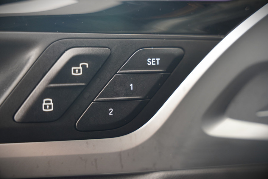 BMW iX3 High Executive 80 kWh | Panoramadak | Harman Kardon | Head-Up Display | Adaptive Cruise Control | Stoelverwarming | Dodehoekdetectie | Keyless | Trekhaak | 360 Camera | Ambiance Verlichting |