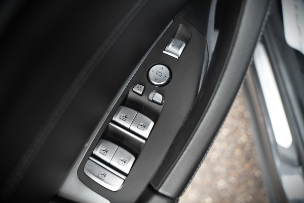 BMW iX3 High Executive 80 kWh | Panoramadak | Harman Kardon | Head-Up Display | Adaptive Cruise Control | Stoelverwarming | Dodehoekdetectie | Keyless | Trekhaak | 360 Camera | Ambiance Verlichting |