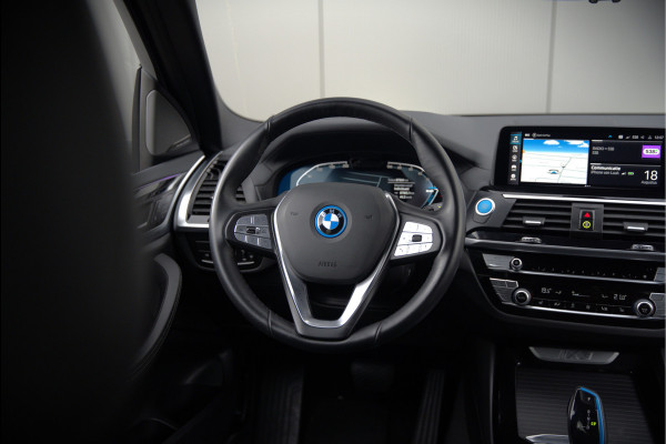 BMW iX3 High Executive 80 kWh | Panoramadak | Harman Kardon | Head-Up Display | Adaptive Cruise Control | Stoelverwarming | Dodehoekdetectie | Keyless | Trekhaak | 360 Camera | Ambiance Verlichting |