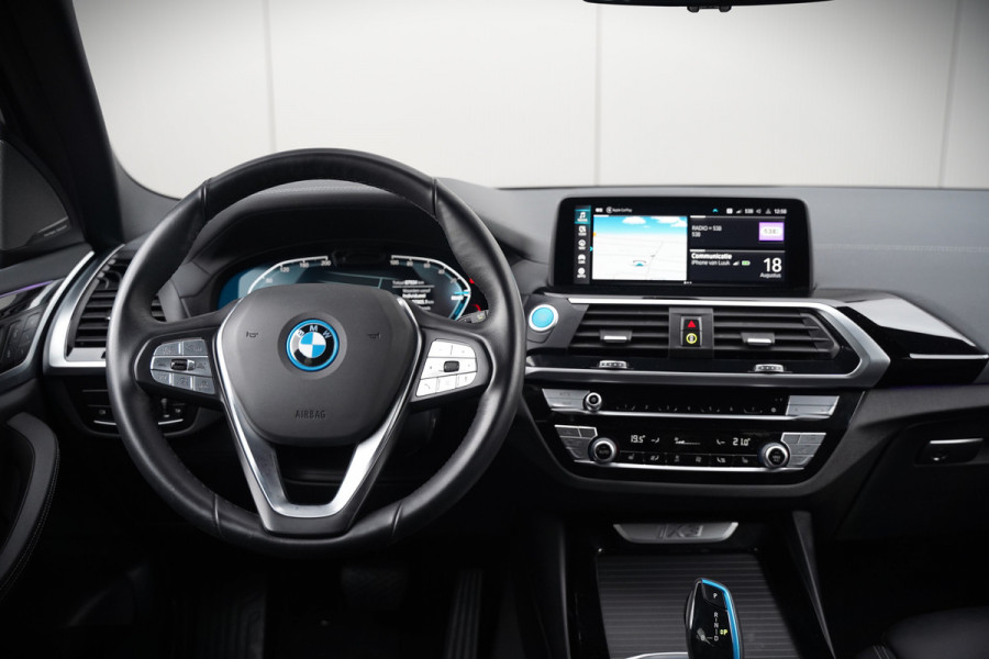BMW iX3 High Executive 80 kWh | Panoramadak | Harman Kardon | Head-Up Display | Adaptive Cruise Control | Stoelverwarming | Dodehoekdetectie | Keyless | Trekhaak | 360 Camera | Ambiance Verlichting |