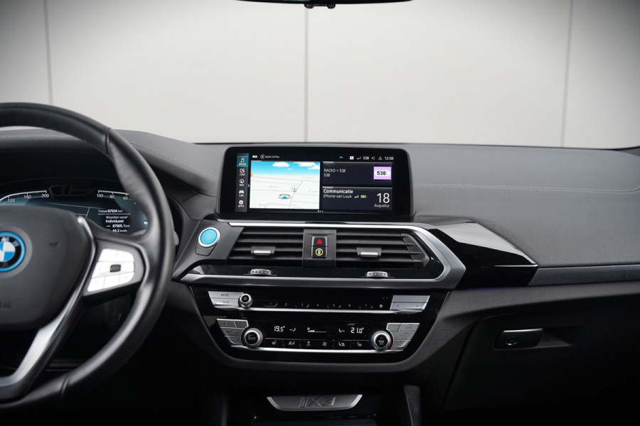 BMW iX3 High Executive 80 kWh | Panoramadak | Harman Kardon | Head-Up Display | Adaptive Cruise Control | Stoelverwarming | Dodehoekdetectie | Keyless | Trekhaak | 360 Camera | Ambiance Verlichting |