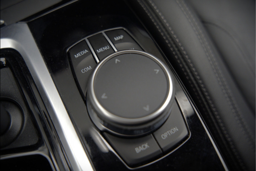 BMW iX3 High Executive 80 kWh | Panoramadak | Harman Kardon | Head-Up Display | Adaptive Cruise Control | Stoelverwarming | Dodehoekdetectie | Keyless | Trekhaak | 360 Camera | Ambiance Verlichting |