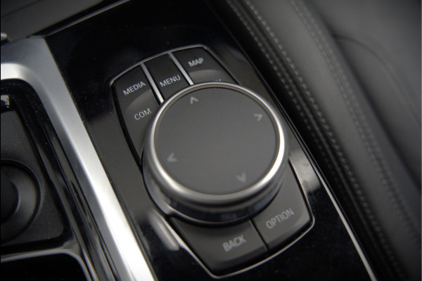 BMW iX3 High Executive 80 kWh | Panoramadak | Harman Kardon | Head-Up Display | Adaptive Cruise Control | Stoelverwarming | Dodehoekdetectie | Keyless | Trekhaak | 360 Camera | Ambiance Verlichting |