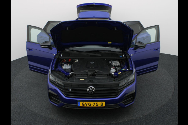 Volkswagen Touareg 3.0 TSi 4MOTION R | Panodak | Stoelkoeling | Trekhaak | Luchtvering | 22'' | Prijs Rijklaar!!