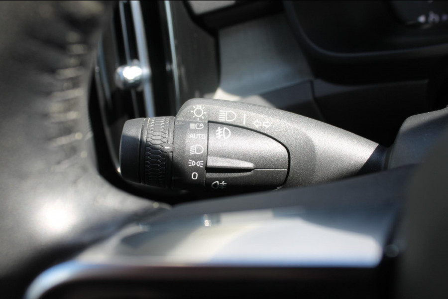 Volvo XC40 T4 211PK Automaat Recharge Inscription Expression Lederen bekleding / Cruise Control / DAB+ / Apple Carplay / 19" lm velgen / Navigatie