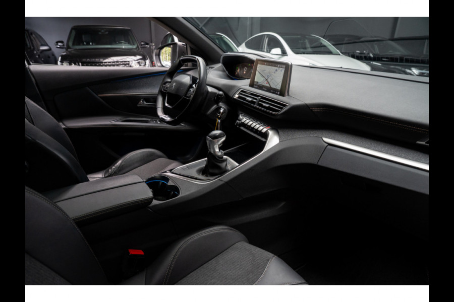 Peugeot 3008 1.2 PureTech GT Line Panodak Navi Camera Climate PDC Stoelverwarming Keyless Entry & Go Cruise C. LM velgen Afneembaar trekhaak
