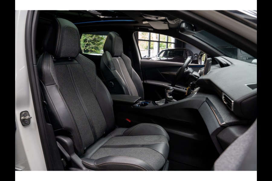 Peugeot 3008 1.2 PureTech GT Line Panodak Navi Camera Climate PDC Stoelverwarming Keyless Entry & Go Cruise C. LM velgen Afneembaar trekhaak