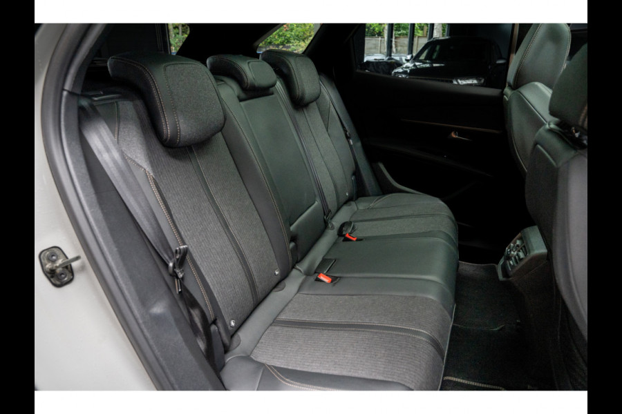 Peugeot 3008 1.2 PureTech GT Line Panodak Navi Camera Climate PDC Stoelverwarming Keyless Entry & Go Cruise C. LM velgen Afneembaar trekhaak