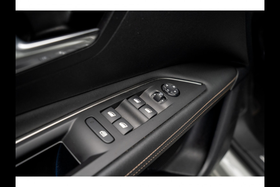 Peugeot 3008 1.2 PureTech GT Line Panodak Navi Camera Climate PDC Stoelverwarming Keyless Entry & Go Cruise C. LM velgen Afneembaar trekhaak