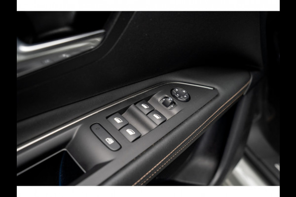 Peugeot 3008 1.2 PureTech GT Line Panodak Navi Camera Climate PDC Stoelverwarming Keyless Entry & Go Cruise C. LM velgen Afneembaar trekhaak
