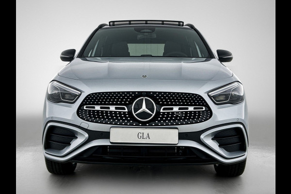 Mercedes-Benz GLA 250 e 140 Year Edition | Plus pakket | Nightpakket | Parkeerpakket | Trekhaak | Panoramaschuifdak | 20” tien-dubbelspaaks AMG velgen | Warmtewerend, donkergetint glas |