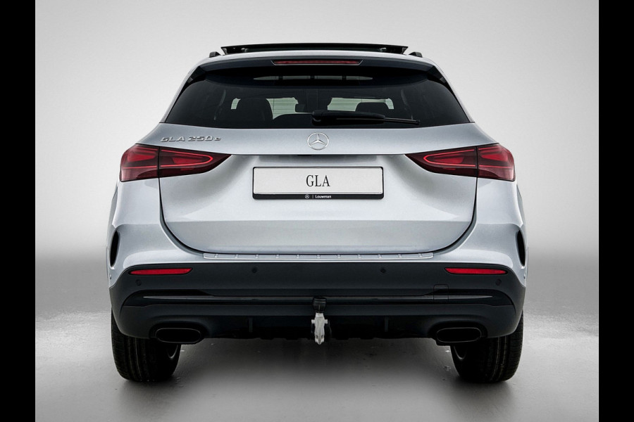 Mercedes-Benz GLA 250 e 140 Year Edition | Plus pakket | Nightpakket | Parkeerpakket | Trekhaak | Panoramaschuifdak | 20” tien-dubbelspaaks AMG velgen | Warmtewerend, donkergetint glas |