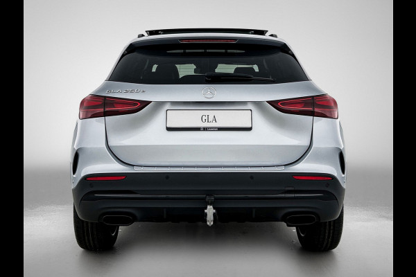 Mercedes-Benz GLA 250 e 140 Year Edition | Plus pakket | Nightpakket | Parkeerpakket | Trekhaak | Panoramaschuifdak | 20” tien-dubbelspaaks AMG velgen | Warmtewerend, donkergetint glas |