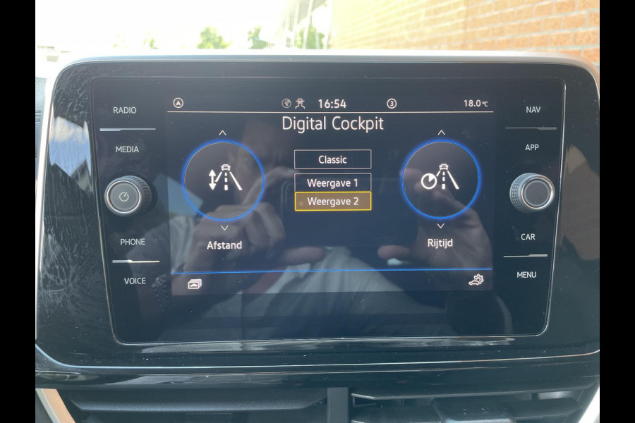 Volkswagen T-Roc 1.5 TSI 150pk DSG R-Line Navigatie Apple Carplay/Android Auto Parkeersensoren Camera Adaptive Cruise Control Elektrische achterklep Stoel- en stuurverwarming Climate Control Ledverlichting Virtual Cockpit
