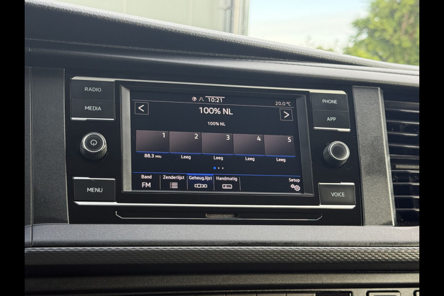 Volkswagen Transporter 2.0 TDI 111 PK / L2H1 / DUBBELE CABINE / 1e EIG. / TREKHAAK / CRUISE / CARPLAY / AIRCO / PDC