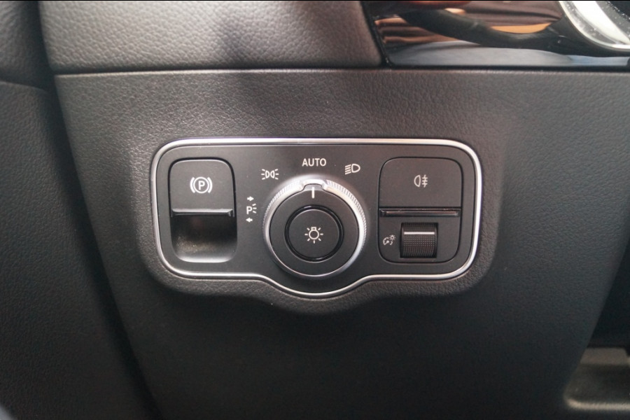 Mercedes-Benz GLA 180d Automaat Business Solution -ECC-NAVI-TREKHAAK-