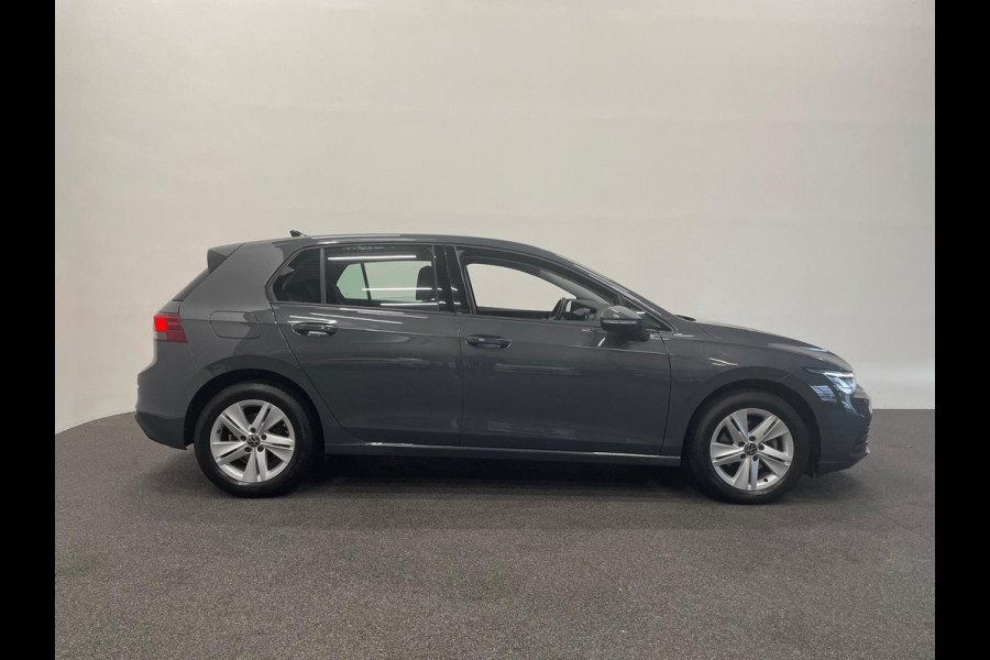 Volkswagen Golf 1.0 eTSI 110pk Automaat Life Navigatie Apple Carplay/Android Auto Parkeersensoren Adaptieve Cruise Control Sfeerverlichting Virtual Cockpit Climate Control Lichtmetalen velgen