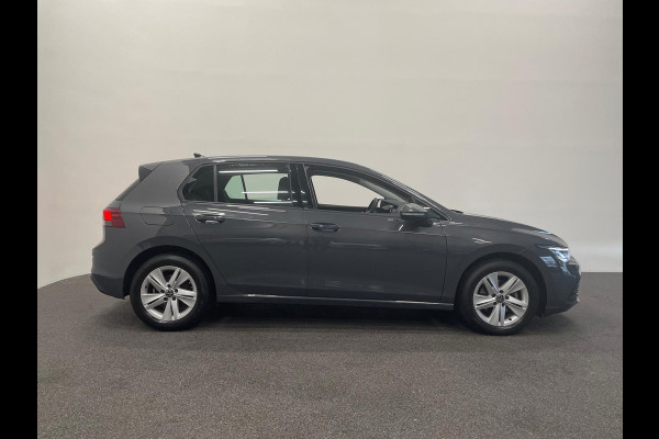 Volkswagen Golf 1.0 eTSI 110pk Automaat Life Navigatie Apple Carplay/Android Auto Parkeersensoren Adaptieve Cruise Control Sfeerverlichting Virtual Cockpit Climate Control Lichtmetalen velgen