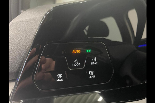 Volkswagen Golf 1.0 eTSI 110pk Automaat Life Navigatie Apple Carplay/Android Auto Parkeersensoren Adaptieve Cruise Control Sfeerverlichting Virtual Cockpit Climate Control Lichtmetalen velgen