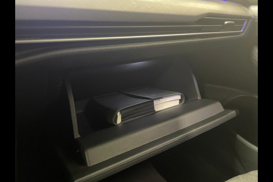 Volkswagen Golf 1.0 eTSI 110pk Automaat Life Navigatie Apple Carplay/Android Auto Parkeersensoren Adaptieve Cruise Control Sfeerverlichting Virtual Cockpit Climate Control Lichtmetalen velgen
