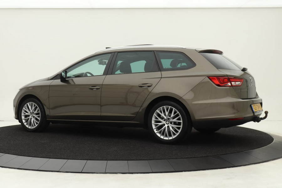 Seat Leon ST 1.6 TDI Sport | Panorama | LED | Leder/Alcantara | Navigatie | Trekhaak | 1e eigenaar