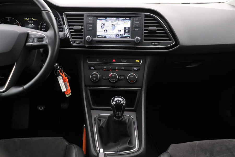 Seat Leon ST 1.6 TDI Sport | Panorama | LED | Leder/Alcantara | Navigatie | Trekhaak | 1e eigenaar