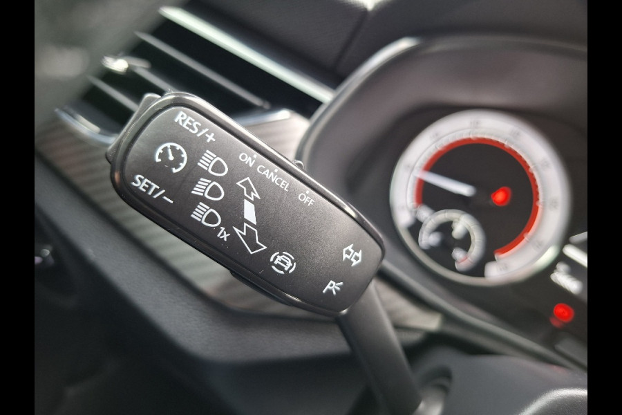 Škoda Kamiq 1.0 TSI Monte Carlo * 29.000KM! * Panoramadak * Stoelverwarming * Carplay * Full Led *