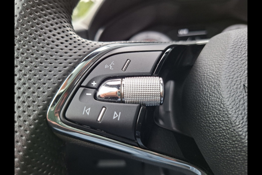 Škoda Kamiq 1.0 TSI Monte Carlo * 29.000KM! * Panoramadak * Stoelverwarming * Carplay * Full Led *