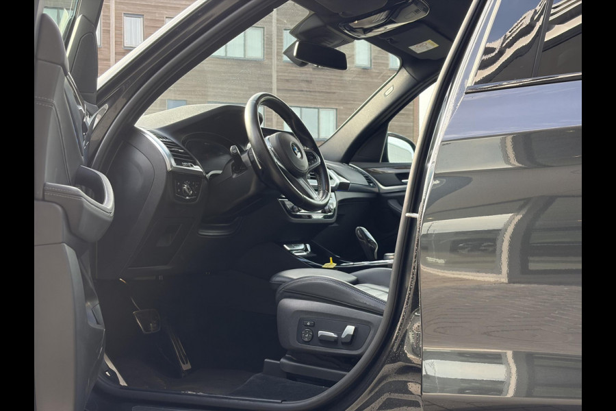 BMW X3 xDrive30e Executive | M pakket | Trekhaak | LED koplampen |  Keyless entry | Elektrsiche achterklep | Live Cockpit Professional | Elektrisch verstelbare stoel(en) met geheugen | Houtafwerking interieur | Voorstoelen verwarmd