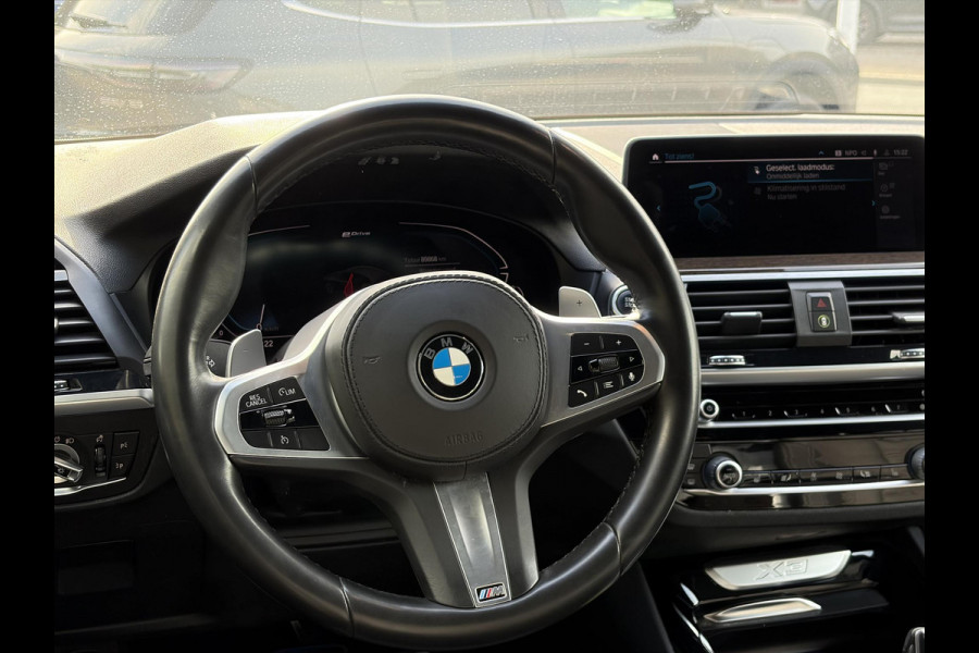 BMW X3 xDrive30e Executive | M pakket | Trekhaak | LED koplampen |  Keyless entry | Elektrsiche achterklep | Live Cockpit Professional | Elektrisch verstelbare stoel(en) met geheugen | Houtafwerking interieur | Voorstoelen verwarmd