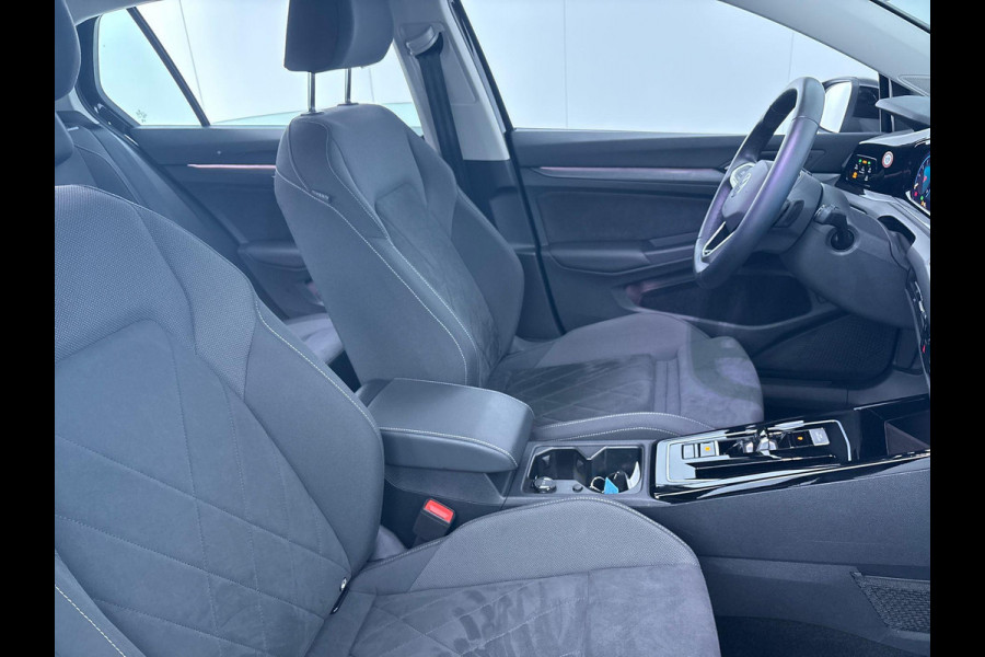 Volkswagen Golf 1.5 eTSI Style 130 pk Automaat (DSG) | Navigatie via App | Parkeersensoren | Achteruitrijcamera | Adaptieve Cruise Control | Stoelverwarming | Autom. airco (3 zones) |