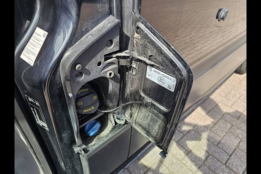 Volkswagen Crafter 35 2.0 TDI L3H3 Cruise control, Airco, Pdc, Carplay, Navi, Camera, 3T-trekhaak, 2x Draaistoelen *Bijzonder geschikt als camper*