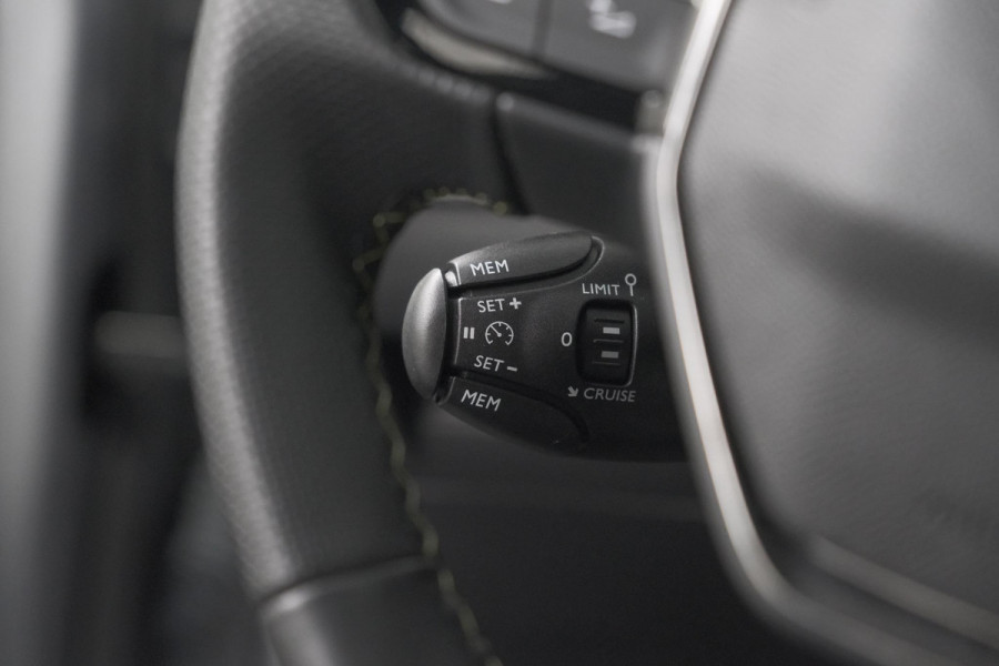 Peugeot 208 1.2 Hybrid 145 e-DCS6 GT | Alcantara Pakket | Camera | Apple Carplay | Stoelverwarming