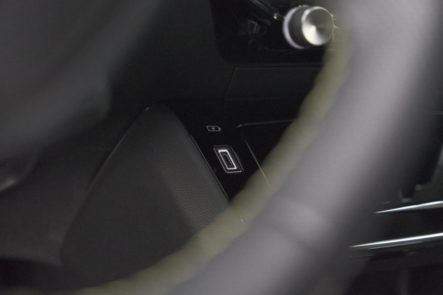 Peugeot 208 1.2 Hybrid 145 e-DCS6 GT | Alcantara Pakket | Camera | Apple Carplay | Stoelverwarming