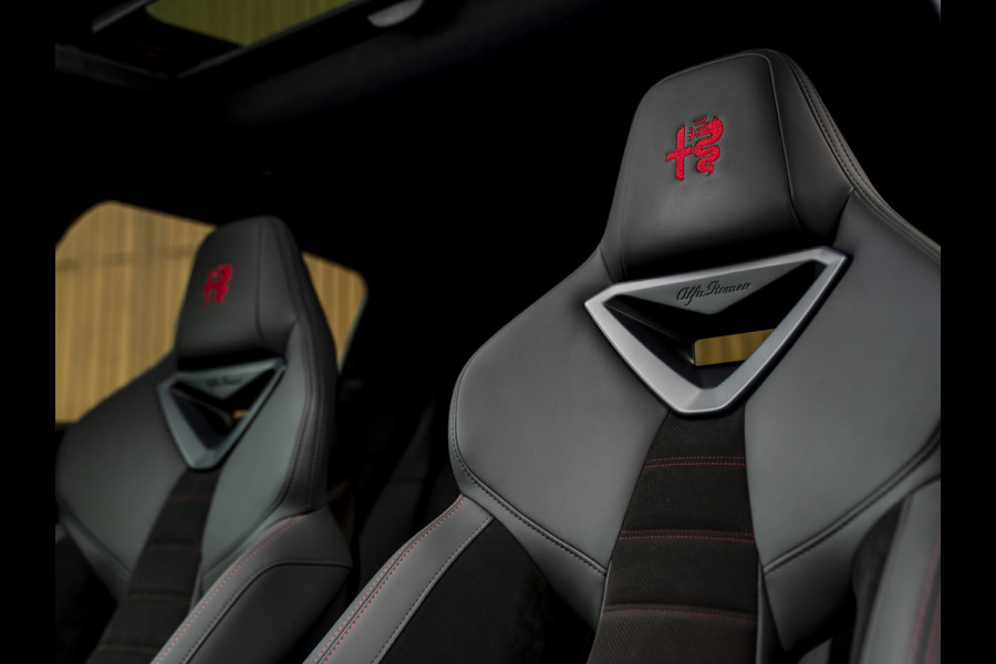 Alfa Romeo junior Elettrica Veloce 54 kWh | Corsa stoelen | Pano-dak | Techno Pack | Sport Pack