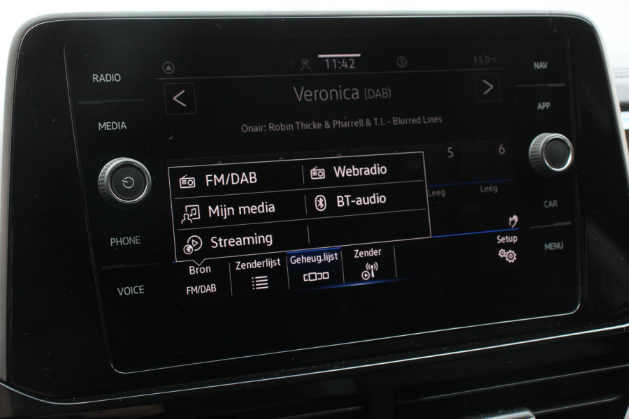 Volkswagen T-Roc 1.5 TSI 150pk DSG R-Line Navigatie Apple Carplay/Android Auto Parkeersensoren Camera Blind Spot Assist Adaptieve Cruise Control Elektrische achterklep Stoel- en stuurverwarming Climate Control Ledverlichting Virtual Cockpit