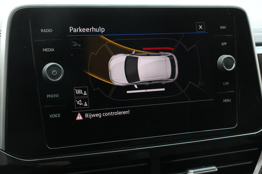 Volkswagen T-Roc 1.5 TSI 150pk DSG R-Line Navigatie Apple Carplay/Android Auto Parkeersensoren Camera Blind Spot Assist Adaptieve Cruise Control Elektrische achterklep Stoel- en stuurverwarming Climate Control Ledverlichting Virtual Cockpit