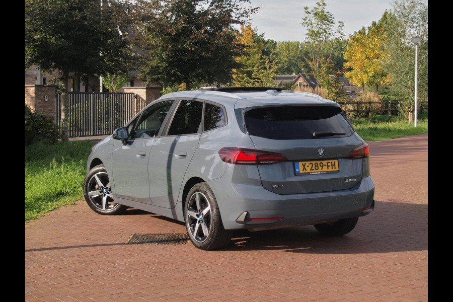 BMW 2 Serie Active Tourer 225e xDrive | Panoramadak | Harman Kardon | Camera| Sfeerverlichting | NL-Auto |
