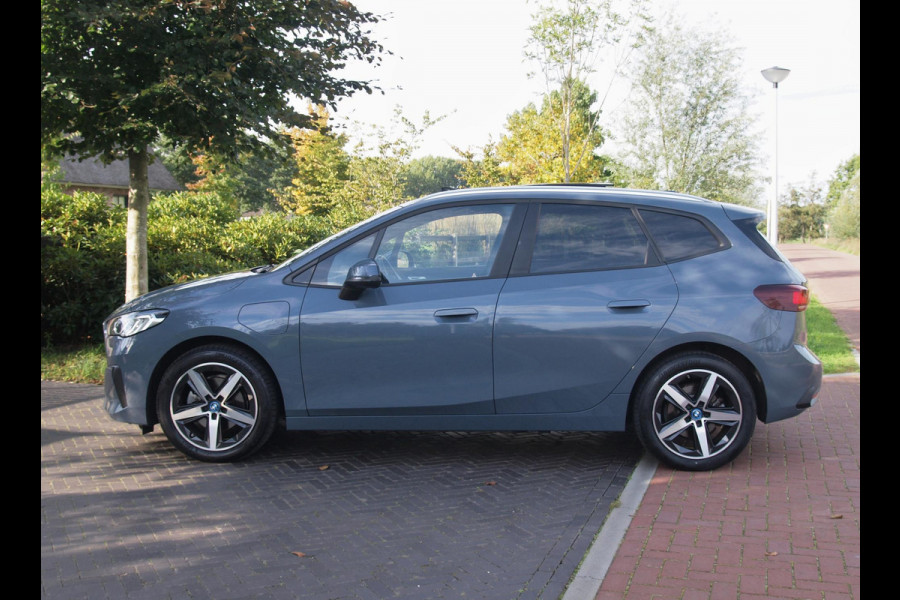 BMW 2 Serie Active Tourer 225e xDrive | Panoramadak | Harman Kardon | Camera| Sfeerverlichting | NL-Auto |