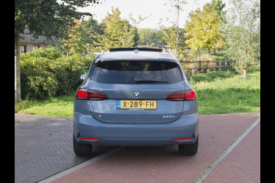 BMW 2 Serie Active Tourer 225e xDrive | Panoramadak | Harman Kardon | Camera| Sfeerverlichting | NL-Auto |