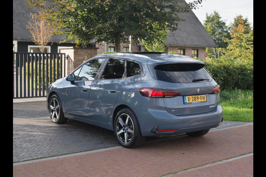 BMW 2 Serie Active Tourer 225e xDrive | Panoramadak | Harman Kardon | Camera| Sfeerverlichting | NL-Auto |