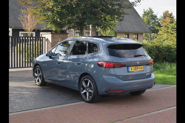 BMW 2 Serie Active Tourer 225e xDrive | Panoramadak | Harman Kardon | Camera| Sfeerverlichting | NL-Auto |