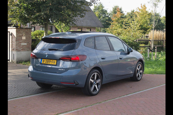 BMW 2 Serie Active Tourer 225e xDrive | Panoramadak | Harman Kardon | Camera| Sfeerverlichting | NL-Auto |