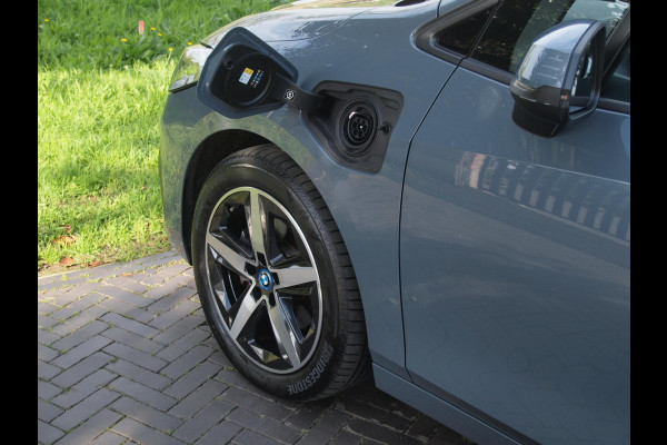 BMW 2 Serie Active Tourer 225e xDrive | Panoramadak | Harman Kardon | Camera| Sfeerverlichting | NL-Auto |