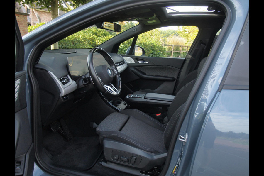 BMW 2 Serie Active Tourer 225e xDrive | Panoramadak | Harman Kardon | Camera| Sfeerverlichting | NL-Auto |