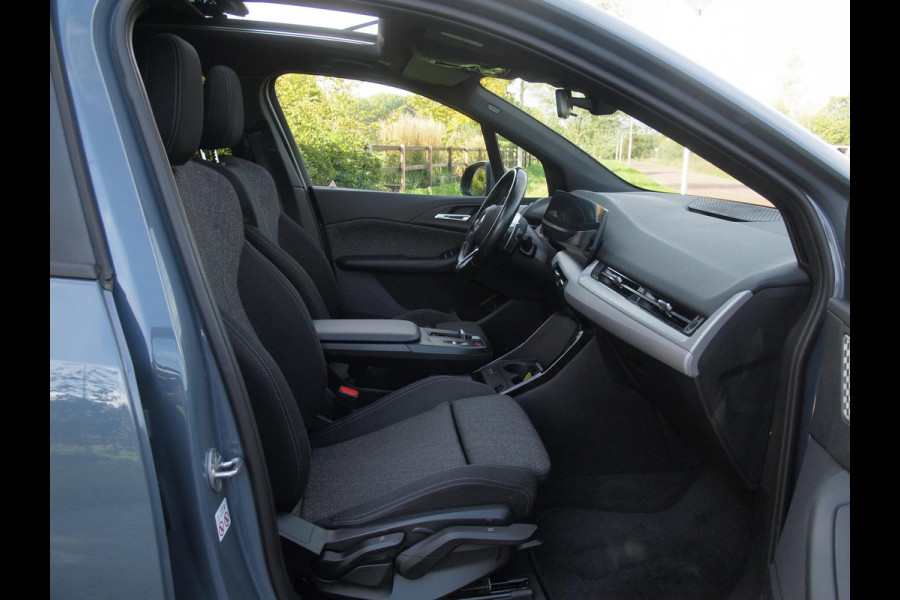 BMW 2 Serie Active Tourer 225e xDrive | Panoramadak | Harman Kardon | Camera| Sfeerverlichting | NL-Auto |