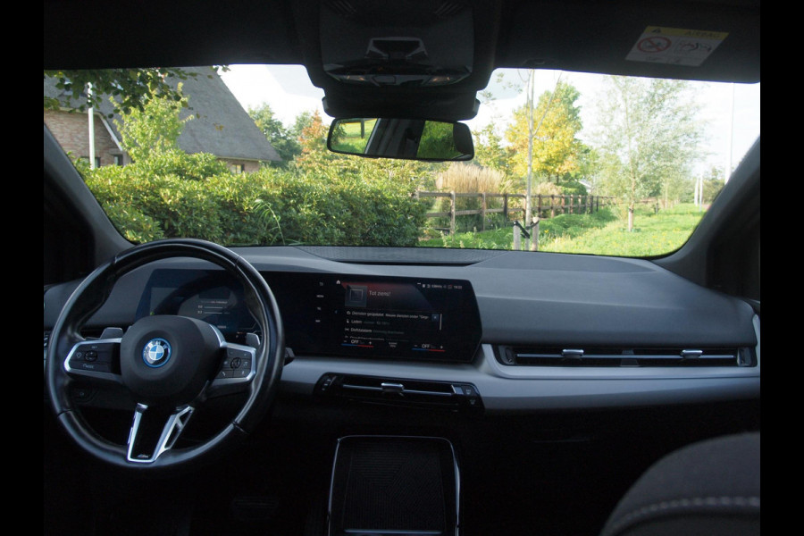 BMW 2 Serie Active Tourer 225e xDrive | Panoramadak | Harman Kardon | Camera| Sfeerverlichting | NL-Auto |