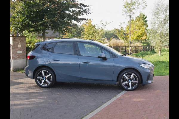 BMW 2 Serie Active Tourer 225e xDrive | Panoramadak | Harman Kardon | Camera| Sfeerverlichting | NL-Auto |
